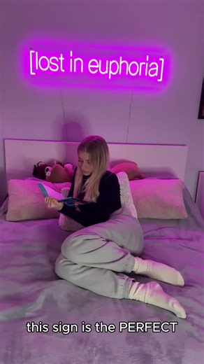 Merry Christmas Neon Sign for Holiday Decor, LED Christmas Wall Light, Xmas Neon Sign for Fireplace or Home Decoration Display