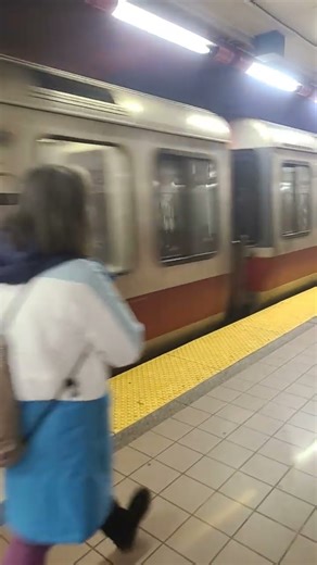 #mbta #1800 Series Red Line Train Entering Kendall/MIT 12/18/2025