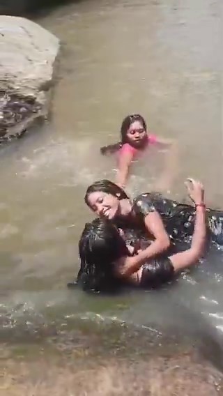 Justo así me pasó a mí con una amiga que si se ahogó, estábamos jugando y lavándonos los pies en el río, había otra amiga que se quedó afuera no de quiso quitar sus tenis para mojarse los pies, donde estábamos era bajito o eso creíamos, mi amiga se cayó y en el tambaleo de su cuerpo me jaló con ella entre risas, yo pensé cuando me jaló que solo nos íbamos a empapar la ropa y mi mamá me iba a regañar, resulta que caímos en un hueco muy profundo, no se sentía tierra por ningún lado💔empezamos a ir