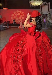 Welcome to Texas @Ami&Lety @𝒜𝓂𝒾𝑔𝒾𝓈ℯ𝓁𝓁ℯ looking gorgeous she ate this texana look glam team @elviramua_llc and @peinadoslupita Beautiful dress from @Antonella Quinceñeras 💯 venue @The Gardens Houston Venues ✨