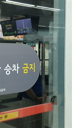 06/12/2025 Train to Outer Circle Line arriving at Sindorim Station on Seoul Line 2 - Seoul Line 2...