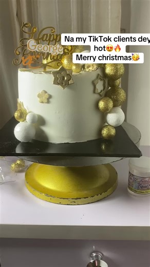 I got this clieng from TikTok and this is her 3rd time ordering a cake with me 🤭🥳 That is what happens when you cake with us, you’ll be glued to our service!🥳 #fyp #abujatiktokers #makemegoviralplease❤ #christmas #bakersoftiktok