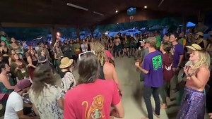 💚Beautiful moment at @pyromusicfestival 🔥 when we had everyone singing a campfire anthem together, the last song of the fest! I truly love moments like this when we can drop into the music and sing together and lift each other up in positive vibration… So grateful to all who were apart of this gathering and a big mahalo to all my musician Ohana who supported me in this family jam!🔥🔥🔥 @maxribner @damianflores_music @steph_on_bass @funkstealthily @sierramarinmusic @hopemedford @eleletiana @ry