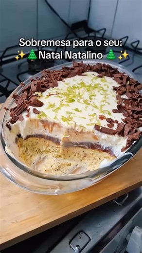 Ofertas Casa & Decoração on Instagram: "Perfeita pro Natal, refrescante e linda pra servir 💚 🍰 Sobremesa Natalina (Mousse em camadas) 🥭 Mousse de Maracujá • 1 caixinha de leite condensado • 1 caixinha de creme de leite • Suco de 3 maracujás azedos • 3 colheres de leite em pó 👉 Bata tudo no liquidificador até ficar cremoso. 🍫 Ganache • 1 caixinha de creme de leite • 1 barra de chocolate meio amargo • 1 barra de chocolate ao leite 👉 Derreta os chocolates e misture com o creme de leite até fo