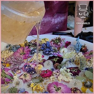 892K views · 10K reactions | The Process of making a Magical Table Top with Dried Flowers 鹿 | Simple | Facebook