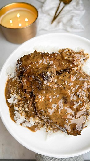 Mallory Austin | Food Blogger on Instagram: "Smothered Beef and Gravy! Comment BEEF to get this recipe DM’d to your inbox. Or just click the link in my bio. This southern staple is the ultimate comfort food and you can just set it and forget it. Steak is seared and then slowly simmered in a pan gravy that’s full of so much flavor. It’s cooked until fork tender and served over rice or potatoes. It’s such a delicious home cooked meal, perfect for the fall and it’s also impressive enough to make fo