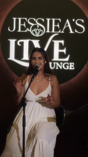 Simran Choudhary on Instagram: "Dabbiyan bazaar tera ghar mahi ve Laitaan laggiyan chananiyan ✨ . #folkpop #simranchoudhary #unplugged #livemusic"