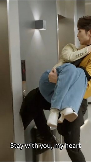 Cinderella broke her head and fainted, the princess held her to the hospital in public, and pressed the elevator with his leg | Fangirl Squid