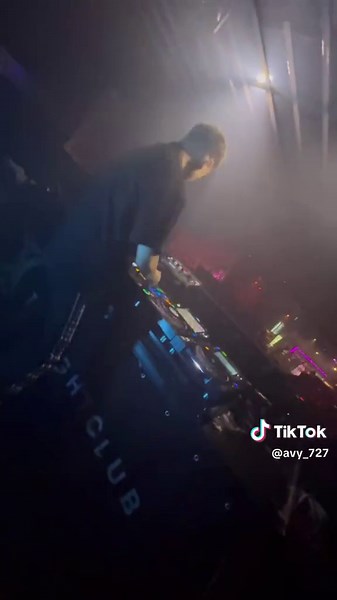 渋谷夜の音楽体験: DJとクラブライフ