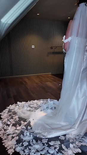 Speechless 🫶🏼 . Special first look moment with the gorgeous louise and her bridesmaids ✨ . #weddincontentcreator #weddingday #weddingcontent #weddingcontentcreation #firstlook #bridesmaids #brides #bridetobe