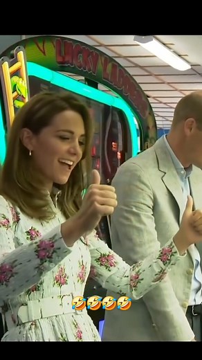 Really love this moment!! Catherine's delight when she managed to grab a blue fish toy at the arcade, and her reaction when the cuddly toy fell from its grasp. 🤣🤣🤣 #williamprinceofwales #royalfamily #catherinemiddleton | 𝐑𝐨𝐲𝐚𝐥 𝐍𝐞𝐰𝐬