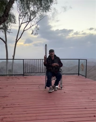 Recovery doesn’t mean stopping — it means adapting. 💪 Here, Anthony De Longis demonstrates his signature rolling loop technique while seated — an excellent reminder to keep everything forward, focused, and efficient. Even after a total knee replacement, there’s always a way to keep your skills sharp. ⚔️ 🎥 Want to learn directly from Anthony? Check out his instructional videos on BuyMeACoffee — link in bio. #AnthonyDeLongis #DeLongisMethod #WhipCracking #WhipTraining #WeaponsMaster #MartialArts