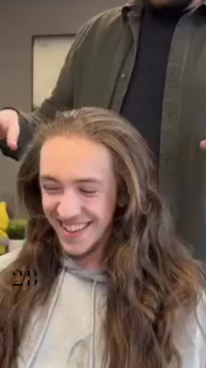 He walked in with long blonde hair… and then shocked everyone by shaving it all off. 😳✂️ But the real twist? His new look is so drastic, he looks like a completely different person. 😱🔥 You’ve got to see this transformation — check the comments below! 👇👇👇 | Ada Reels