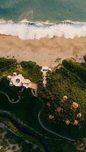 🧡Cuixmala is an exclusive eco-resort on the Costa Alegre coast in Mexico 🇲🇽 Surrounded by wild beaches, lagoons, and jungle, guests can enjoy seclusion in the luxurious Casa Cuixmala with its domes and terraces, private villas with pools and personalized service, or cozy casitas nestled in greenery. Here you can ride horseback along the ocean, explore the Chamela-Cuixmala nature reserve on safari, go kayaking, and observe wildlife. A special highlight is dining at farm-to-table restaurants th
