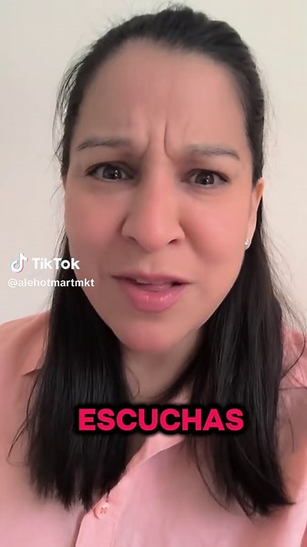 ¿Escuchas hablar de Hotmart pero todavía no entiendes bien cómo funciona? 👀 Te lo resumo fácil: En Hotmart puedes encontrar productos digitales como cursos, ebooks o capacitaciones. Y si eliges trabajar como afiliada, no necesitas crear el producto desde cero. Tu trabajo está en: ✔️ elegir un producto ✔️ entender a quién le hablas ✔️ crear contenido que conecte ✔️ promocionarlo con una estrategia clara Cuando una venta se atribuye a ti, recibes una comisión. Pero ojo: no se trata solo de poner 