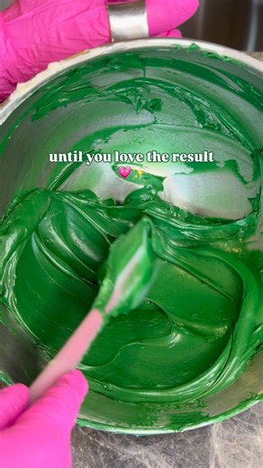 Jenn | NYC | Cakes on Instagram: "How to make buttercream smooth & vibrant 🤩 A simple hand blender trick that makes all the difference 🤓 . This is how I get vibrant colors 🖤 I used to waste so much time trying to reach the right shade—now it’s quick and easy, and I wanted to share this tip with you 🙌🏻 . ✨ My buttercream recipe is available You can find it in my Linktree (link in bio) 💗 . #cakedecorating #cake #buttercream"