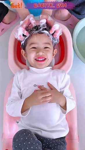 What makes hair-washing easier for kids? Let them relax in this foldable shampoo chair! #BathTime