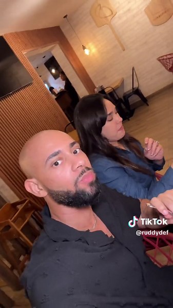 📍Geraldinos Trattoria, Marginal Nuñez. Te cuento que fui y quedé very demure, very mindful… ¡pero en español eso significa que quedé LOCO! 😱🍕🤙 La pizza de queso de cabra, la de camarones, la pasta Toscana, y esas croqueticas de pepperoni... ¡Yo quedé pizza, enamorado, todo junto! 😂👌🏼 Este lugar es un palo de calidad, cantidad y precio, ¡un 10/10 en todo! Bueno 10/10 🍕 Bonito 10/10 ✨ Barato 10/10 ✅ #restaurantreview #santodomingo