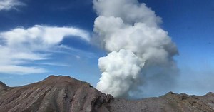 New Zealand volcano remains unstable, stalling recovery efforts