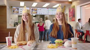 813K views · 2.8K reactions | ¡Vuelve tu promoción favorita, 2 hamburguesas por 4€! ¡Combina entre BIG KING®, LONG CHICKEN® , LONG CHILI CHEESE o la nueva LONG ITALIAN con queso mozzarella y salsa de tomate seco! ¡Hay para todos los gustos! Válido en los restaurantes adheridos a la promoción. Consultar listado de restaurantes en www.burgerking.es. Oferta en Baleares 2 POR 5€. Por tiempo limitado. | Burger King España | Facebook
