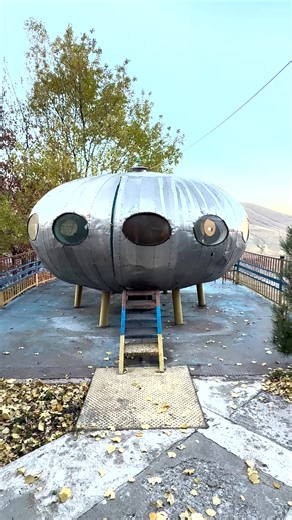 An alien-shaped ship in Armenia that now serves as a café! If I’m not mistaken, during Soviet times it was located in Spitak, on the grounds of a kindergarten. After the collapse of the USSR, it was moved here, and since then it has been functioning as a café. More information is always welcome — let us know if you have any detailed facts about its history! —— #spaceship #alien #ufo #ufologia #ufos