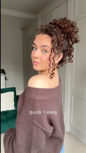 Perfect messy bun on curls #curlyhair #curls #hairtok #hairstyle #messybun