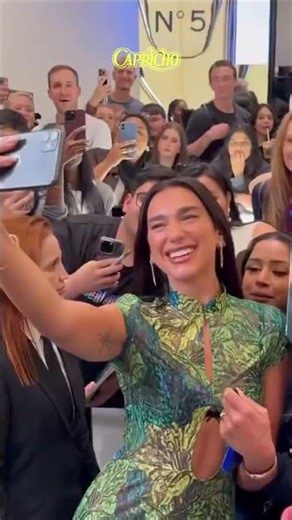 DUA LIPA MARAVILHOSA DIVULGA SUA LINHA DE COSMÉTICOS COM AUGUSTINUS BADER