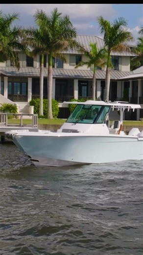 From bow to stern, nothing slows you down - step aboard the Bertram 34CC, built for the dedicated fisherman. #Bertram #Bertram34CC | Bertram Yachts