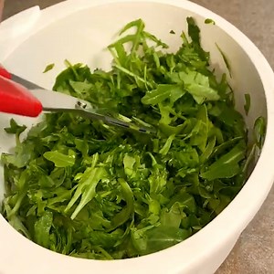 Insalata di pollo fresca e veloce Ingredienti per 4 persone 650 g di petto di pollo 80 g di rucola 2 pomodori da insalata 60 g di mais 100 g di scamorza affumicata 80 g di olive di Gaeta Sale q.b. 5-6 cucchiai di olio evo | Carlo Gaiano