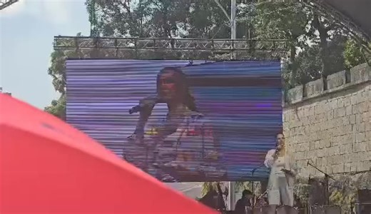 CATRIONA SA EDSA: 'SOBRANG TAHIMIK, NAKAKABINGI... BAKIT TAYO PUMAPAYAG?' Tumindig si Miss Universe 2018 Catriona Gray para magbahagi ng kanyang sentimyento sa nangyayaring isyu ng katiwalian sa bansa sa isinasagawang protesta sa People Power Monument sa EDSA, Nov. 30. Nanawagan siya sa ilang ahensya ng pamahalaan para kumilos upang mapigilan ang katiwalian. | via Marymon Reyes, One News | News5