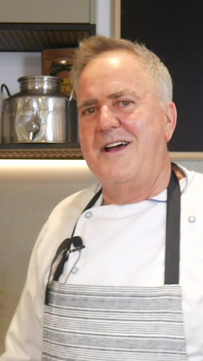 Indulge in the simplicity and elegance of Italian cuisine with a seafood twist! Our Spaghetti with olive oil, garlic, chilli, and Morton Bay Bugs is a dish that promises a dance of flavours on your palate. Join me as I unveil the secrets to creating this divine pasta dish that combines the rich taste of the ocean with classic, fiery, and aromatic ingredients. Perfect for a gourmet dinner or a hearty meal that impresses. Don't just cook—create with us! 🍝🌶️🦐 #PastaPerfection #SeafoodPasta #Spag