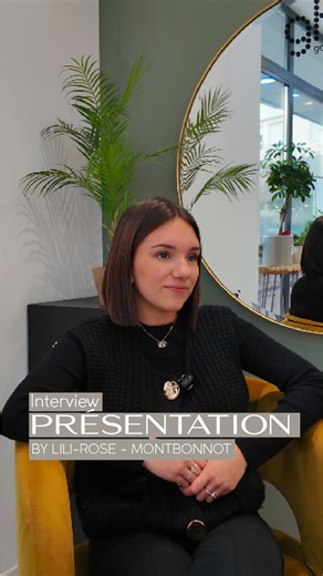 Découvrez Lili Rose, 17 ans, apprentie en première année de BP au salon de Montbonnot. Passionnée depuis l'enfance grâce à ses quatre tantes coiffeuses, elle a choisi l'équipe Eric Di Martino pour notre approche humaine et qualitative. Son parcours : Après son CAP, elle a rejoint nos salons, séduite par notre visibilité sur les réseaux et notre sens de l'écoute. Sa vision : Lili Rose aime prendre le temps nécessaire pour chaque client afin d'apporter des solutions personnalisées et lever les com