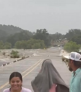 2.2M views · 26K reactions | Observa el poder de las inundaciones repentinas... Este vídeo es del río Llano fuera de Kingsland, TX #texas #USA #ULTIMAHORA #CampMystic | Brian Morales | Facebook
