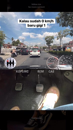 Turun gigi,sesuaikan dengan kecepatan #tutorial #ViralReels #reelsviral #mobilmanual #reels #usa #viral | Fadil Enok