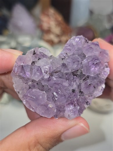 ผลึกอเมทิส รูปหัวใจ 💜✨ (Amethyst Crystal Heart) ความงามของธรรมชาติที่รวม “พลังสงบ” และ “ความรักบริสุทธิ์” ไว้ในชิ้นเดียว ช่วยปรับสมดุลอารมณ์ (Emotional Balance) ลดความฟุ้งซ่าน คลายความเครียด และเสริมพลังความรักที่มั่นคงจากภายใน •••••••••••••••••••• เหมาะกับสายงานที่ต้องใช้สติและความละเอียดอ่อน เช่น นักบำบัด (Healer), ครู อาจารย์, นักจิตวิทยา, หมอดู (Tarot Reader), สายงานบริการ รวมถึงคนที่อยากฮีลใจตัวเองให้เข้มแข็งขึ้น 💫 •••••••••••••••••••• พกไว้ใกล้ตัว หรือวางหัวเตียง เพื่อเติมพลังรักที่สงบแล