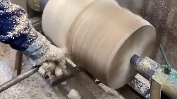 Used a tree stump to carve out a characteristic vase #handmade #woodworking #carpenter #furnituremaker #diycrafts | Unique Wooden Doors & Furnitures