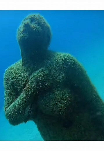 Exploring the Underwater City Discovered by Divers