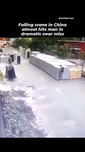 Scary Facts & Videos 😳 on Instagram: "Construction worker escapes a near death experience 😳 April 2025 ◦ Nanjing, Jiangsu province, China #construction #engineering #accident #intelligencego #fyp"