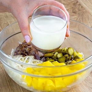 Das ganze Internet sucht nach diesem Salat – mit Kartoffeln und hausgemachter Soße Zutaten: für die Soße: Olivenöl - 70 ml Essig - 30 ml Salz - 5 g schwarzer Pfeffer - 5 g kohl - 250 g MARINIEREN 10 MIN Kartoffeln - 200 g eingelegte Gurken - 100 g rote Zwiebel - 100 g Knoblauch - 2 Zehen Öl - 20 ml geröstete Semmelbrösel - 50 g für die Mayonnaise-Soße: Milch - 100 ml Öl - 200 ml schwarzer Pfeffer - 5 g Senf - 10 g für die Cracker Brot - 100 g Olivenöl - 20 ml aromatische Kräuter - 5g Parmesan - 