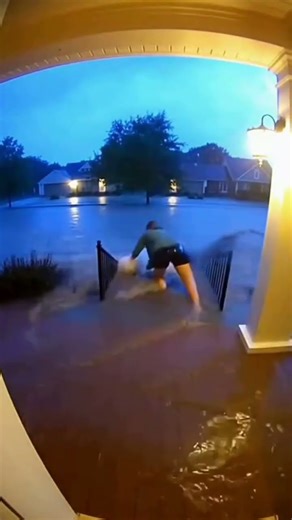 🌊Woman’s Daring Flash-Flood Rescue Caught on Doorbell Cam🐕🥹