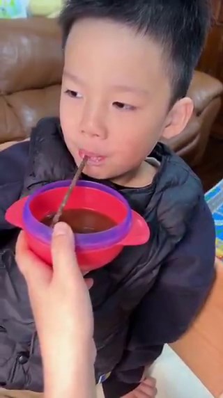 In China, parents sometimes use creative methods to give children bitter medicine, making it easier for them to take it.