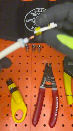 Cómo instalar un conector a cable coaxial RG6 / RG59 #eletrotécnica #conector #coaxial #electricidad | AMGElectric