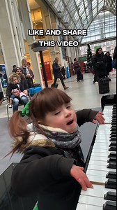 The most WHOLESOME video you will see this year 🥹 This girl came up to me for a SECOND video after our first one went viral ! Bu this time an unexpected guest joined us in the middle of the song.. her name is Dina Mourard, follow her ‪@lamourardfamily‬ ! #piano #violin #music | Aurelien Froissart