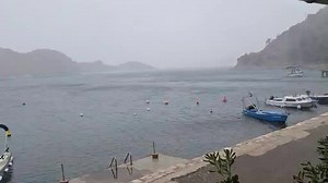 Snijega je danas bilo i na obali nošenog burom. 📍 Lukovo Šugarje kod Karlobaga Video: Slavica Šikić | Neverin
