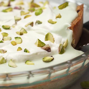 This Keto Pistachio Pudding Pie brought back some tasty childhood memories! The rich and luscious filling doesn’t require cooking, making this delicious low carb pudding pie fast and easy. If you’re keeping score, this quick keto dessert is winning by all counts!!! https://www.ibreatheimhungry.com/keto-pistachio-pudding-pie-low-carb/ | I Breathe I'm Hungry