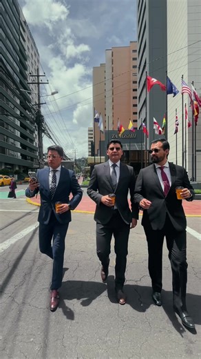 Detrás de cada caso hay una persona, una familia, un negocio que merece la mejor defensa. En HCA Abogado SAS lo sabemos, porque lo hemos vivido junto a cada cliente que ha confiado en nosotros. Años de experiencia en patrocinio, defensa y asesoría jurídica nos respaldan, pero es el compromiso con tu tranquilidad lo que nos define. Experiencia sólida, soluciones reales. ⚖️ Habla con nosotros hoy. #derechoecuador #abogadosquito #abogadosuio #hcaabogados #abogadostiktok