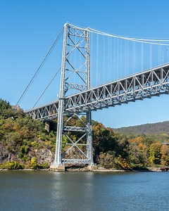 Looking for a peaceful getaway? Well, look no further! 🙌🏼 Experience the beauty of autumn in full bloom as you cruise up the picturesque Hudson River to the charming village of Cold Spring, NY, aboard Seastreak's state-of-the-art catamaran. Marvel at the fiery reds, glowing oranges, and golden yellows as our professional guide narrates your journey. Spend the afternoon exploring Cold Spring’s local eateries, boutiques, and scenic waterfront, then enjoy a stunning sunset view on the return crui