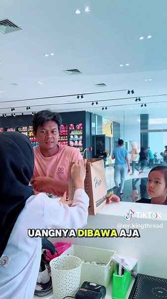 Moment Kebersamaan Anak Dan Ayah dengan Batik Benang Raja