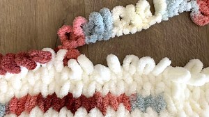Such an easy way to make a blanket! No needles or hooks required. See the full video and all the details here>>https://cutesycrafts.com/2019/11/how-to-make-a-loop-yarn-blanket.html | Cutesy Crafts