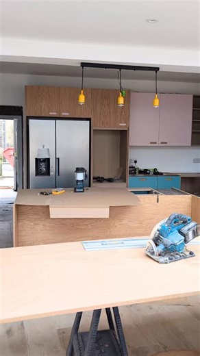 We loved working on this Howdens Kitchen Upgrade. The mix of soft pinks and blue alongside the oak is divine 🥰 #luxuryhomedecor #colourfulinterior #customkitchen | Made in Ply